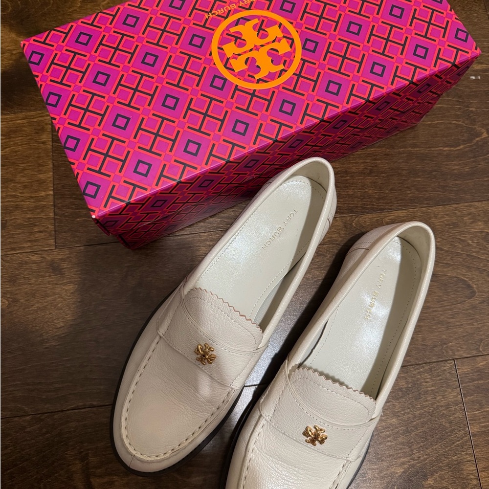 Size 7M Tory Burch Cream Loafers for Women